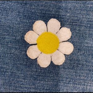 Daisy embroidered sew on patch 🌼
